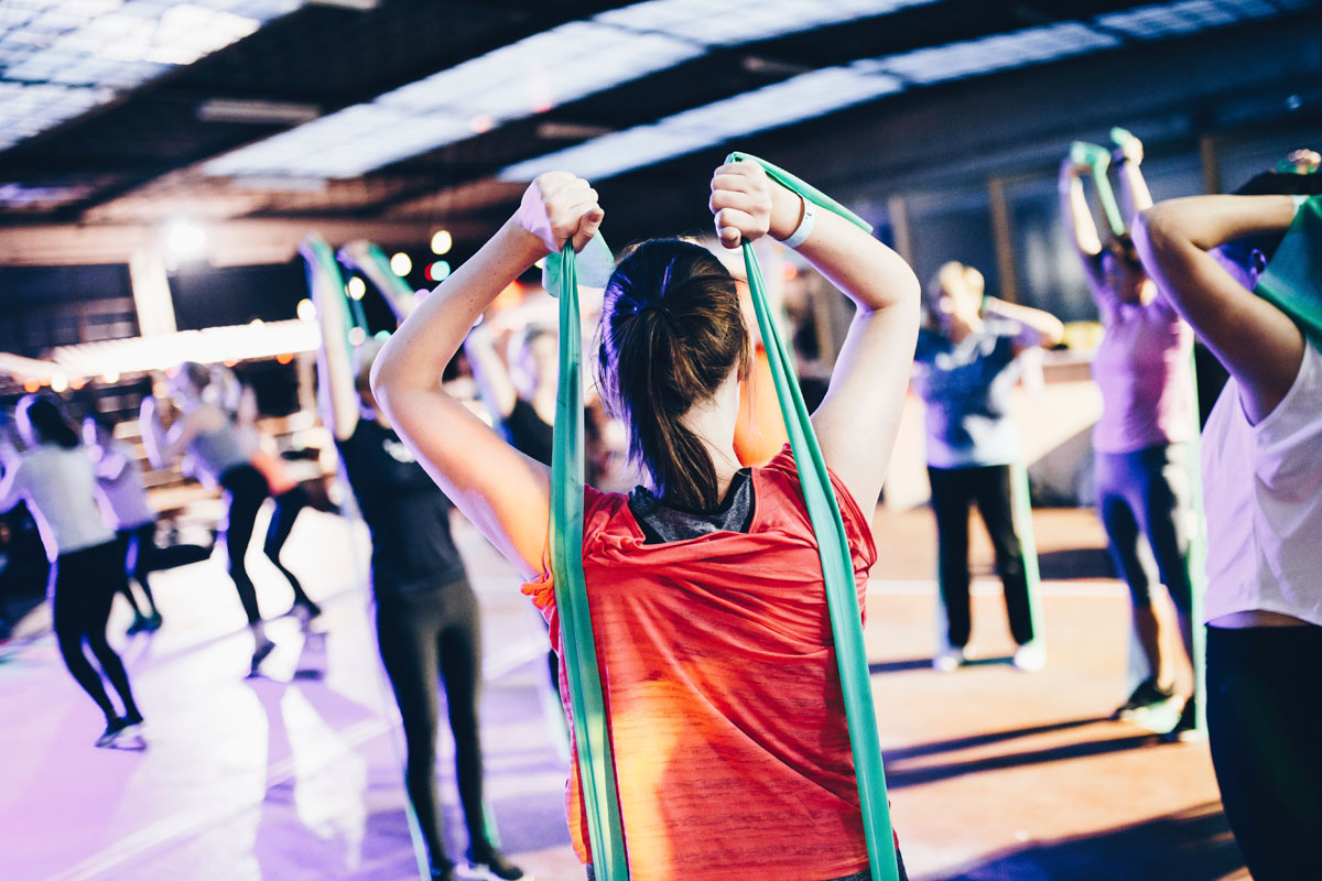 FirmenFitness Corporate Fitness Event Paket - Gruppe von Menschen trainiert im Kursformat