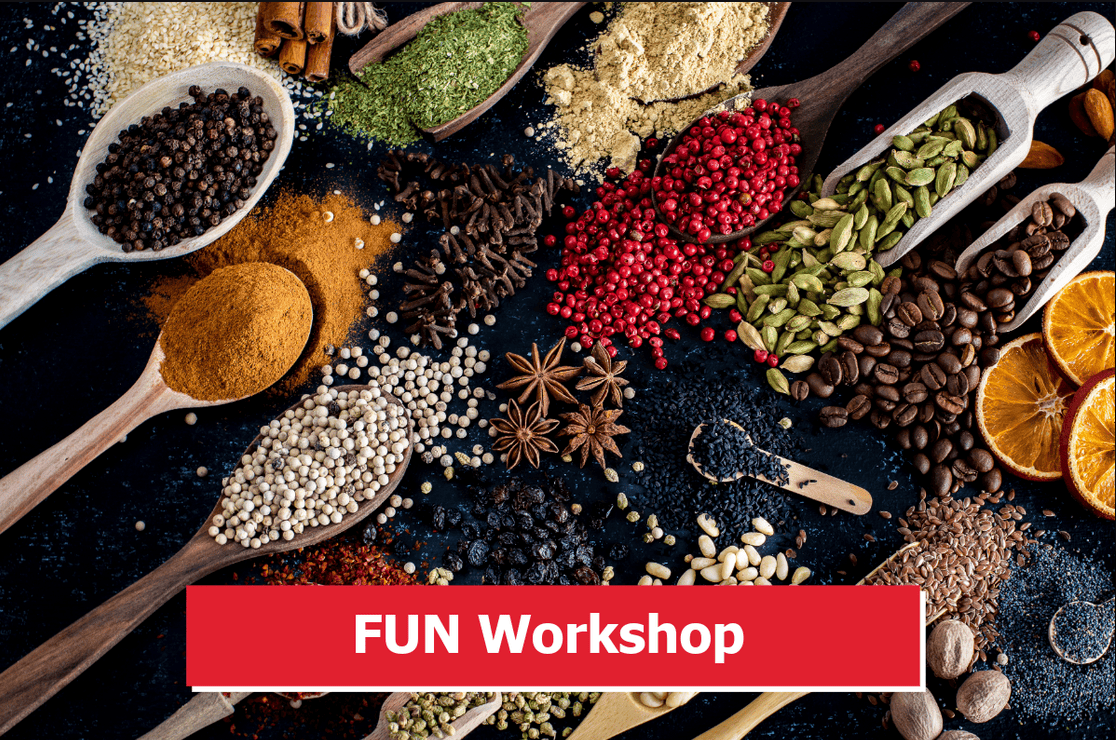 Verschiedene Gewürze wie Zimt, Sternanis, Kardamom und Pfeffer auf Holzlöffeln – FUN Workshop Gewürze