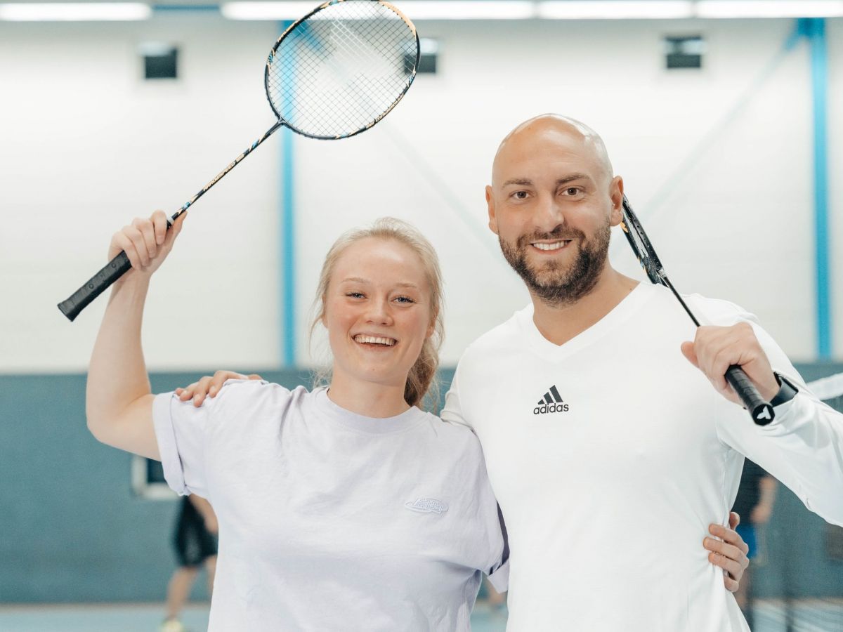 Badminton in Kornwestheim & Ludwigsburg & Stuttgart - Spieler haben sich im Arm