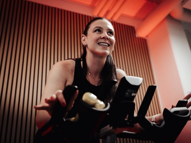 Trainerin Caro in ihrem Indoor Cycling Kurs im FunSportZentrum Kornwestheim