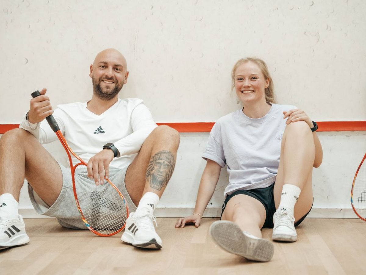 Squash in Kornwestheim - Spieler sitzen am Boden und haben Spaß