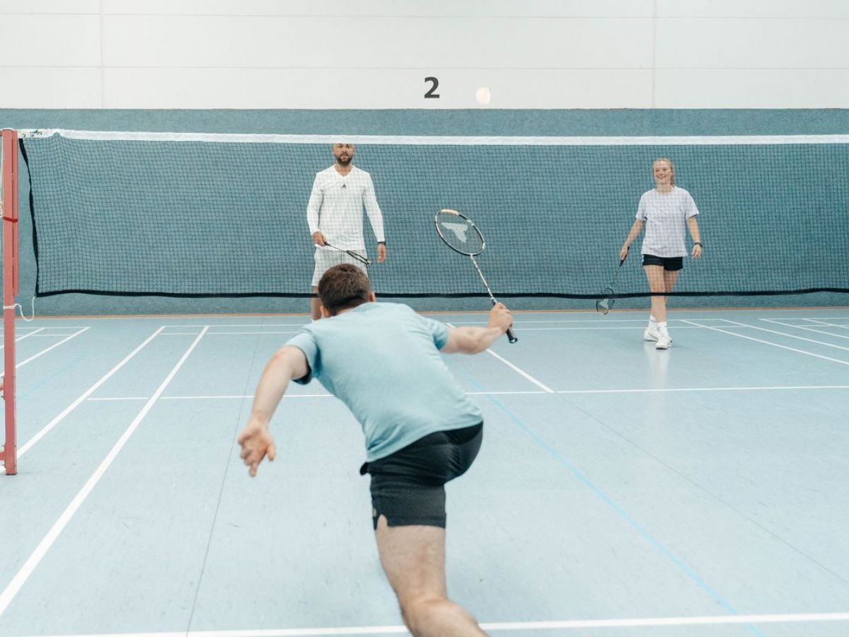 Badminton in Kornwestheim & Ludwigsburg & Stuttgart - Spieler geht zum Federball