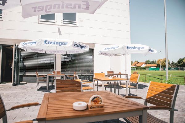 Bistro in Kornwestheim im FunSportZentrum: Biergarten bei schönem Wetter