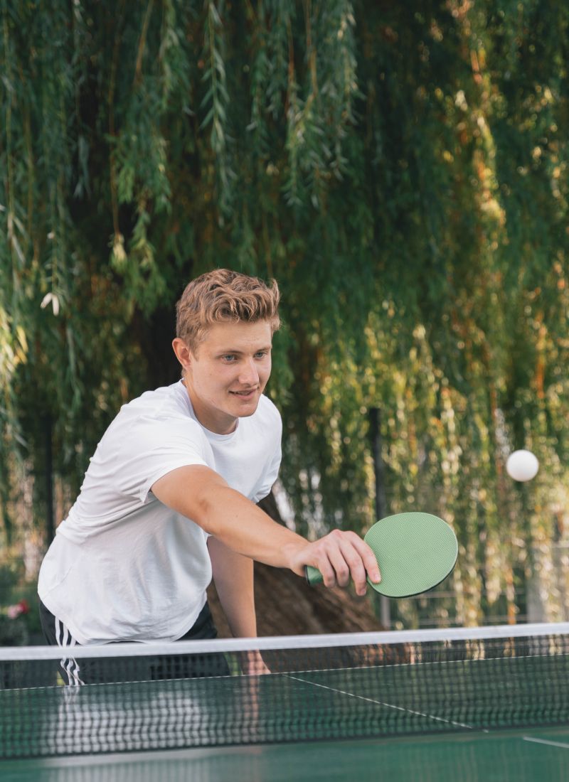 Tischtennis in Kornwestheim/Ludwigsburg/Stuttgart: Spielerin geht zum Ball