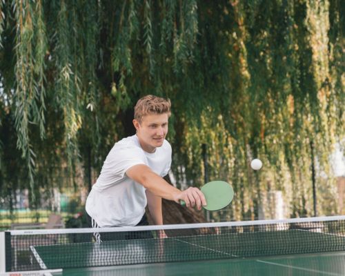 Tischtennis: Spieler spielt den Ball zurück