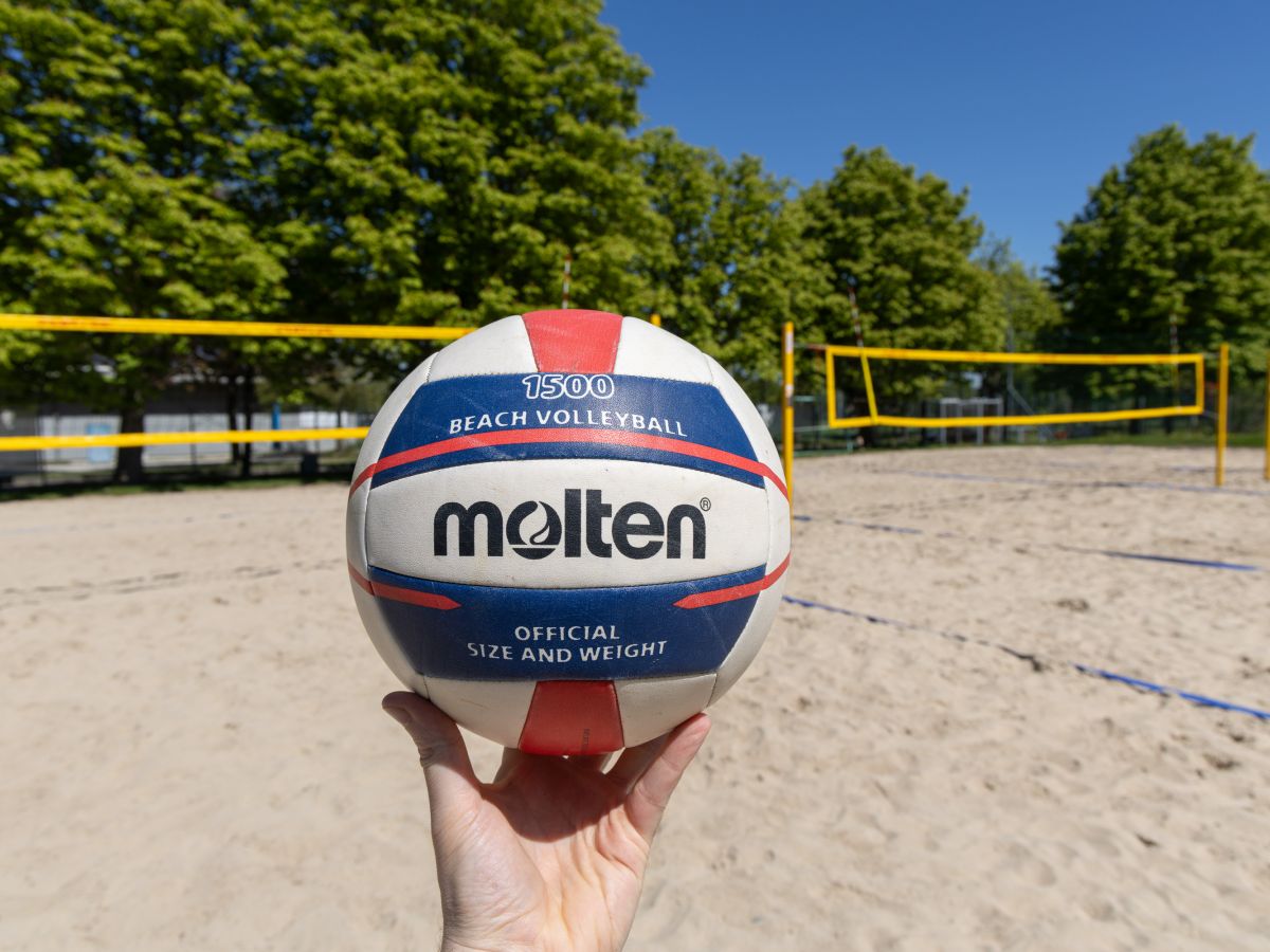 Beachvolleyball in Kornwestheim & Ludwigsburg & Stuttgart - Ansicht Beachvolleyball mit Hintergrund drei Beachvolleyball Felder