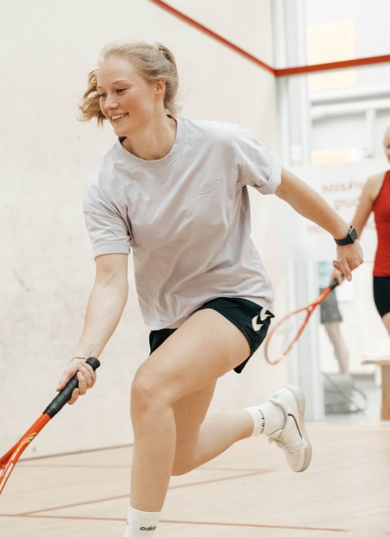 Squash in Kornwestheim/Ludwigsburg/Stuttgart: Spielerin geht zum Ball