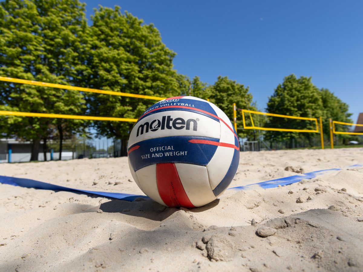 Beachvolleyball im Kreis Kornwestheim bei Ludwigsburg/Stuttgart: Beachvolleyball mit Beach-Plätzen im Hintergrund