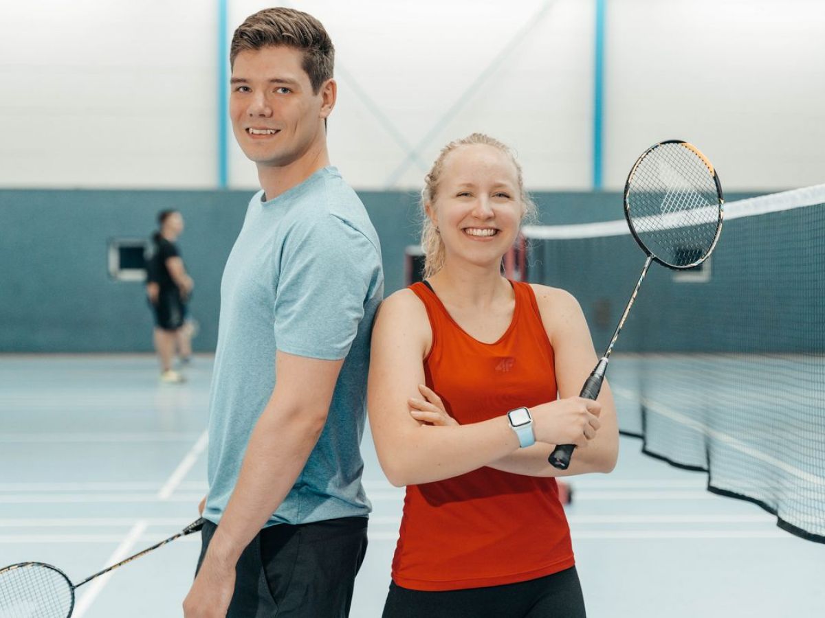 Badminton im Kreis Kornwestheim bei Ludwigsburg/Stuttgart: 2 Spieler stehen auf dem Badminton Court